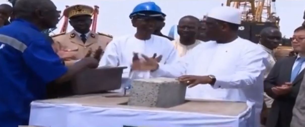 Vidéo: Macky Sall a lancé les travaux de construction du plus long pont à péage du Sénégal