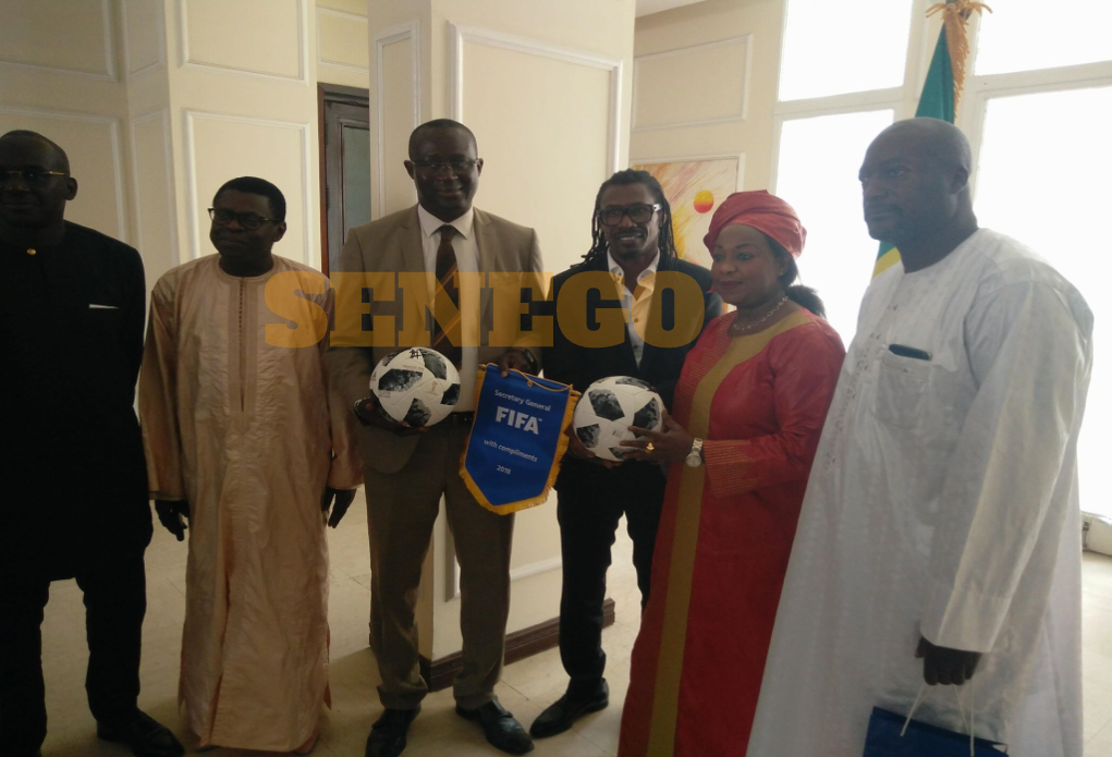 Images (6): Accompagné d&rsquo;Augustin Senghor et d&rsquo;Aliou Cissé, Fatma Samoura présente le ballon de la CDM