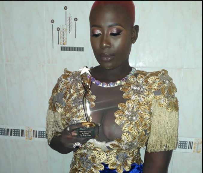 ( 7 photo) – Fafa remporte le trophée de l’artiste la mieux habillée en Gambie