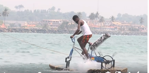 Vidéo – Un Ghanéen conçoit une bicyclette qui roule sur l’eau