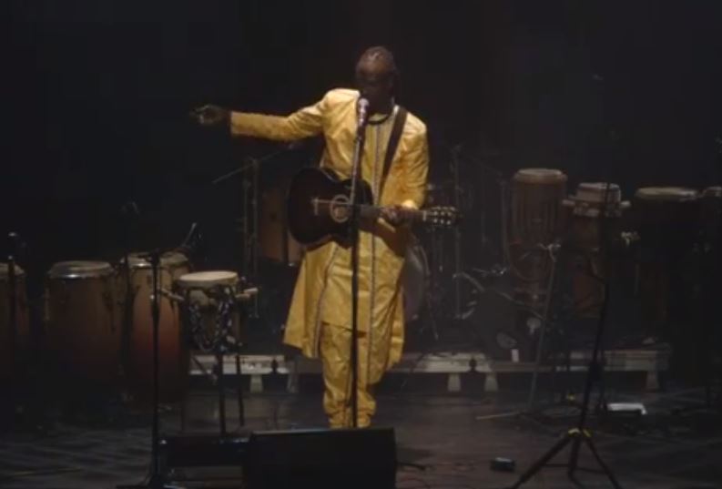 Direct  : Suivez le concert de Carlou D à Brussel. Regardez !