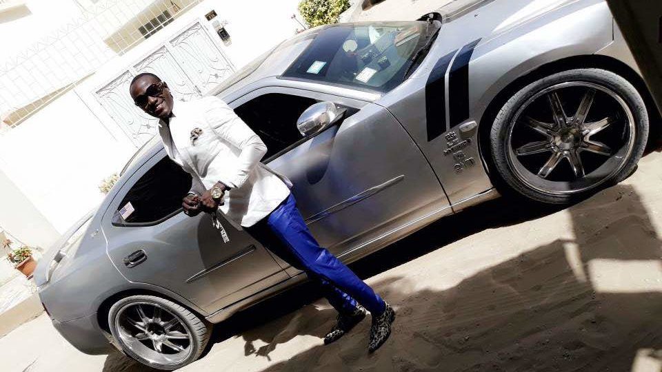 Arrêt sur images: Le richissime Mara Star pose devant sa belle voiture…