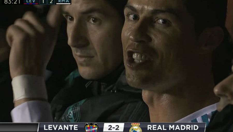 Vidéo: Remplacé, Ronaldo énervé s’en prend au cameraman…