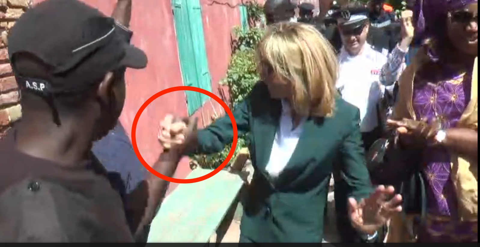 Video Les Pas De Danse De Brigitte Macron A L Ile De Goree Regardez Senego Com