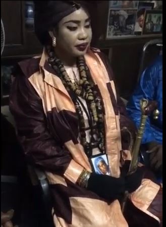 Vidéo: La voyante Sokhna Nafi Fallou Fall au chevet de Boy Bambara
