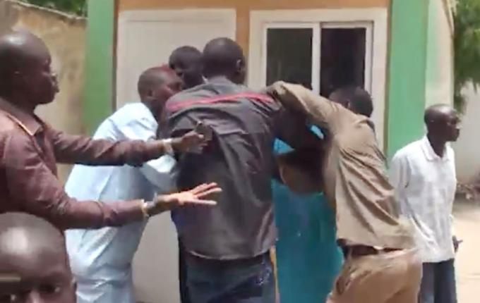 Audio: 2 imams se battent dans une mosquée pour…