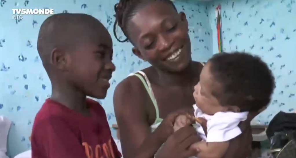 Vidéo – Gabon: bébé « séquestré » à la maternité, Ali Bongo décante la situation