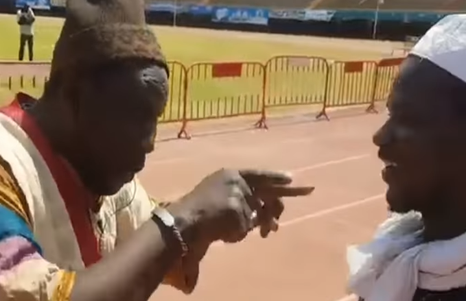 Vidéo: Dispute entre Jule Baldé et deux marabouts de Papa Sow