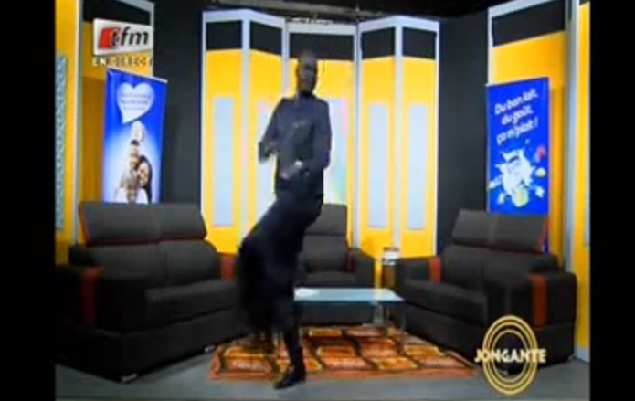 Vidéo: Faisant fi des critiques, Lamine Samba danse « Noye Moytou Sa None »