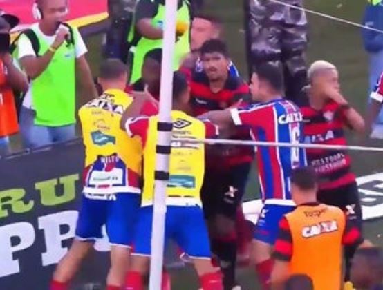 Vidéo: L’arbitre obligé de suspendre le match après avoir distribué 10 cartons rouges – Regardez.