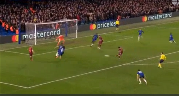 Vidéo: Messi crucifie Courtois d&rsquo;un plat du pied