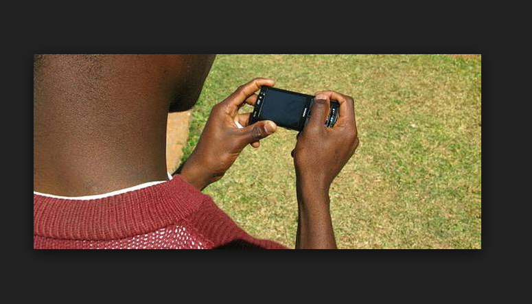 Audio: Il découvre une photo nue de sa fille dans son téléphone portable