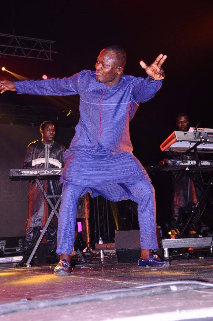 Vidéo – Zénith-Paris: Modou Lo chauffe la scène du Zénith avec Viviane comme dans l’arène