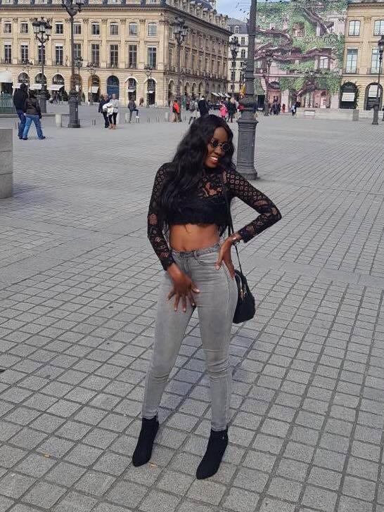 Photos: Queenbiz en « joumbax out » et dans des postures trop sexy