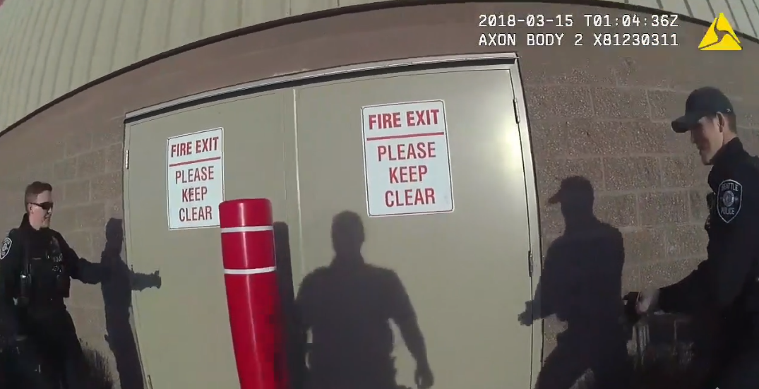 Vidéo: Quand des policiers attendent tranquillement que les voleurs sortent du magasin