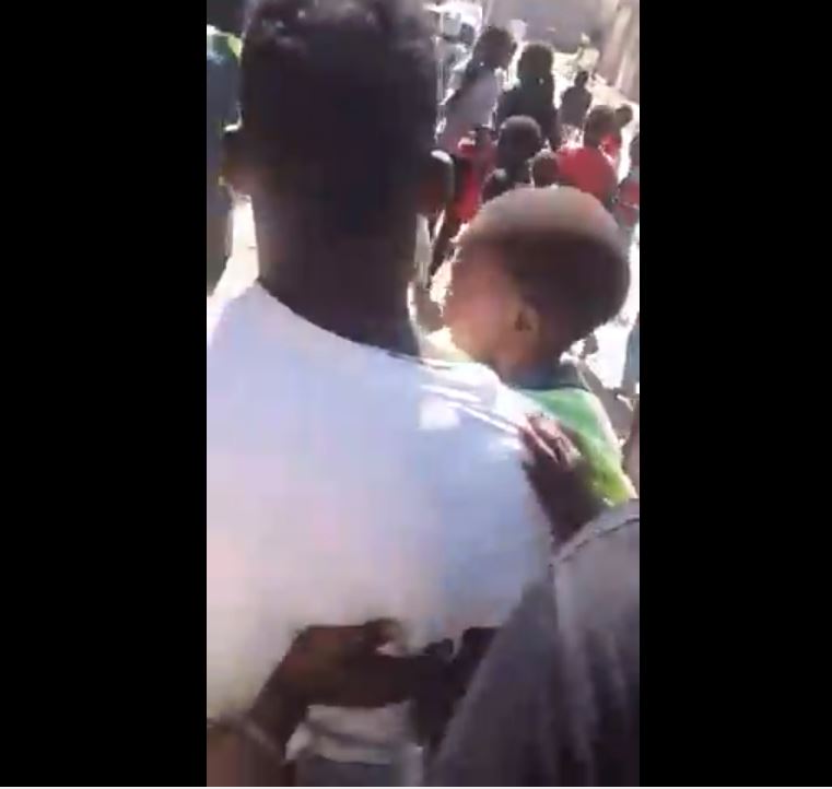 Vidéo: Un présumé kidnappeur d’enfant arrêté par la gendarmerie essuie la colère de la foule