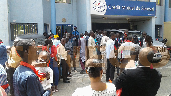 Urgent: Les agents du Cms en foulards et cravates rouges…