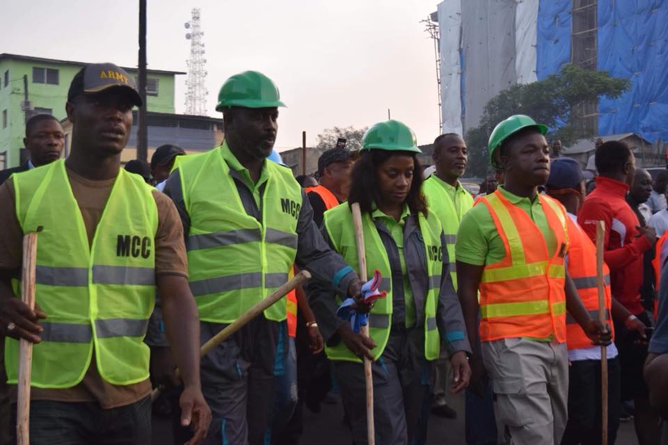 Ville propre à Monrovia : George Weah et sa première dame dans la rue (4 photos)