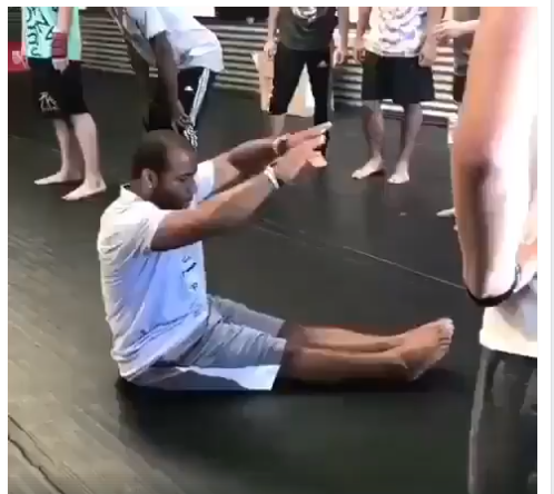 Vidéo :  Ce gars, un humain, un génie ou un sorcier ? Regardez !