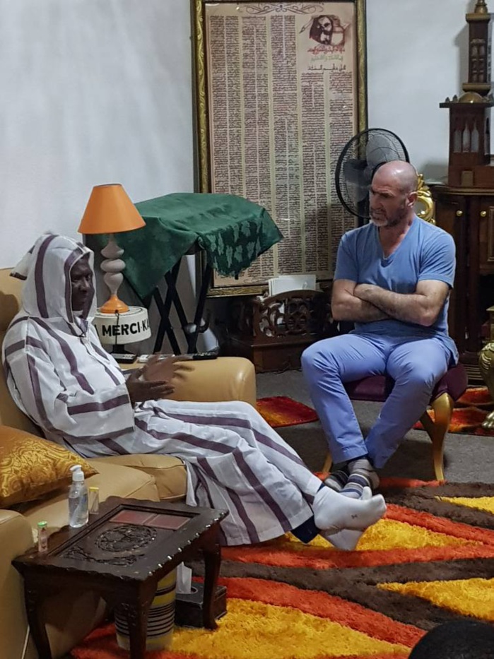 (4 photos): Eric Cantona rend visite à Cheikh Modou Kara