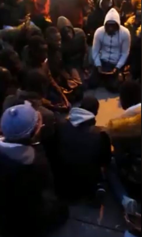 (Vidéos) Des centaines de personnes rendent hommage au sénégalais tué en Espagne avec des Khassidas de Serigne Touba!