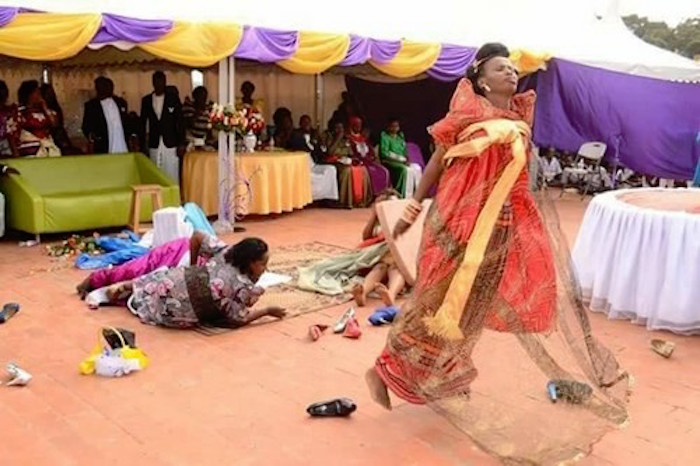 Une jeune femme devenue folle le jour de son mariage