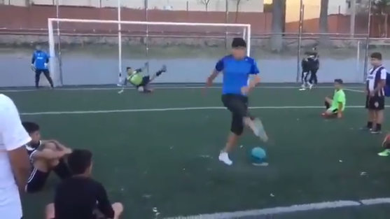 Vidéo: Cet homme utilise une technique incroyable pour marquer un penalty