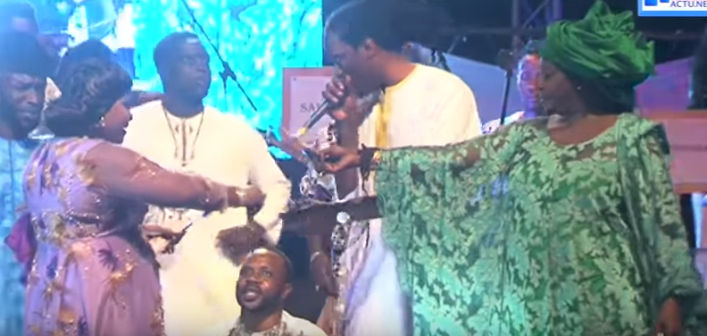 Vidéo : Le chanteur Mame Goor « arrosé » par sa deuxième femme