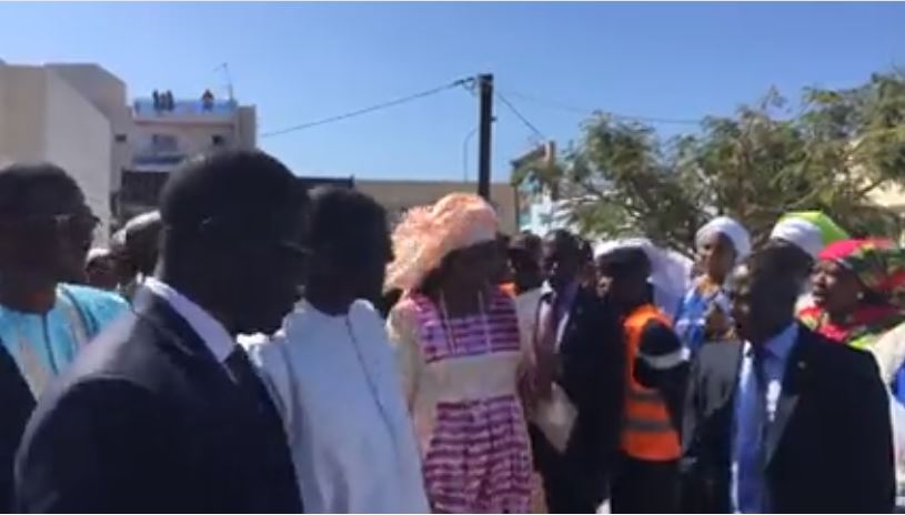 Vidéo: Bain de foule de  Marième Faye Sall à la pédiatrie de Pikine