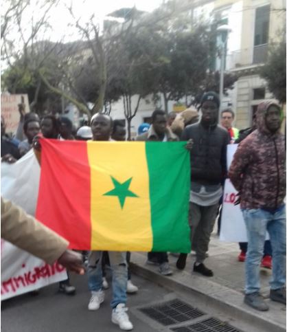 (6 Photos) – Les Sénégalais de Lecce, Italie, dans la rue condamnent l’assassinat de Idy Diène