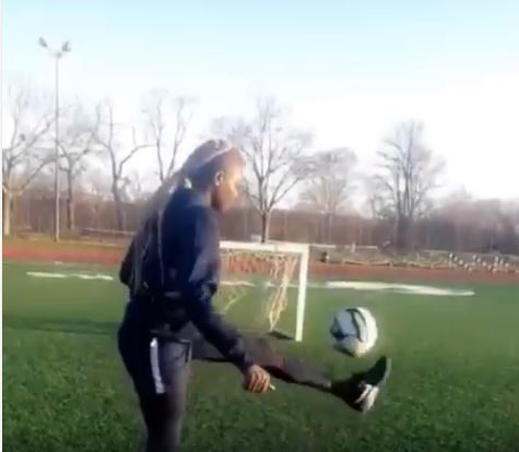 Vidéo: La basketteuse Yacine Diop sait aussi manier un ballon de football, Regardez!