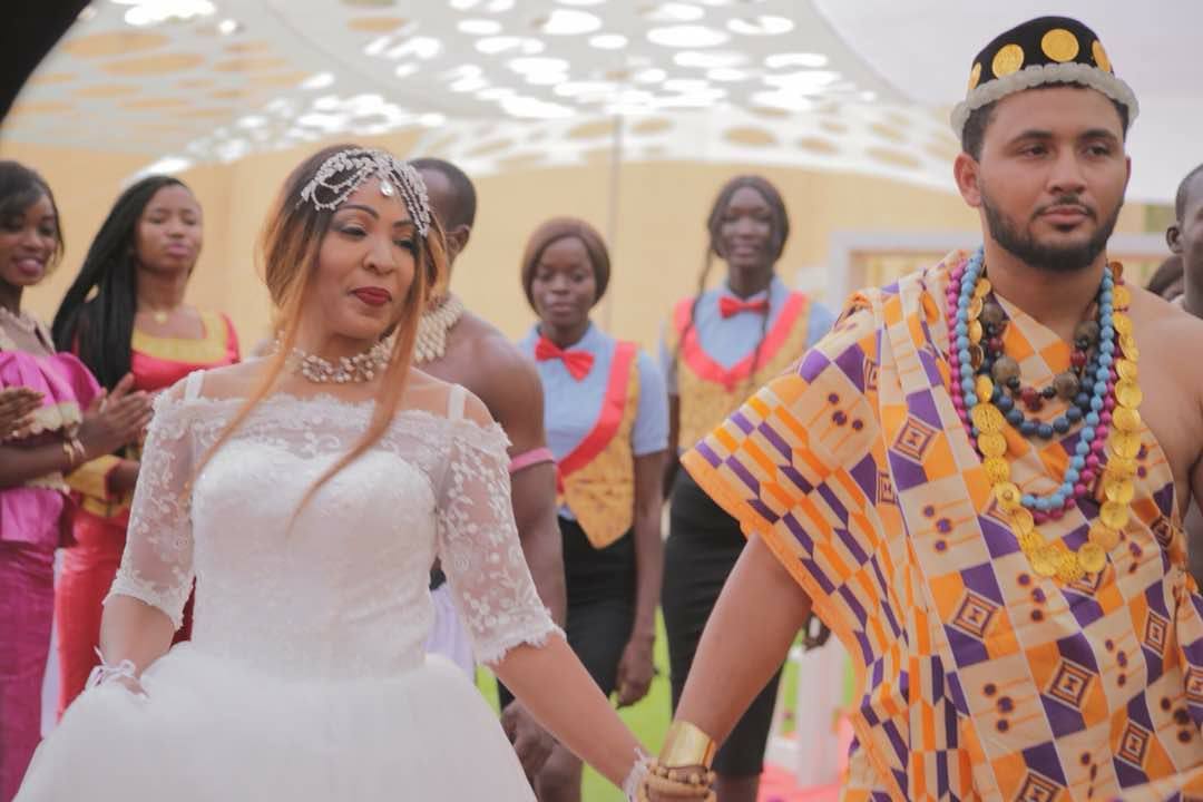 (06 photos) : En robe de mariée, Viviane « épouse » un Nigérian