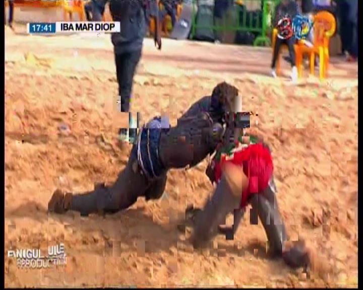 Vidéo – Lutte: Djoumlé prend le dessus sur Pathé Baldé
