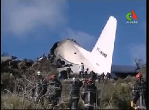 Algérie : un avion militaire s’écrase près d’Alger avec plus de 100 personnes à bord (Vidéo)