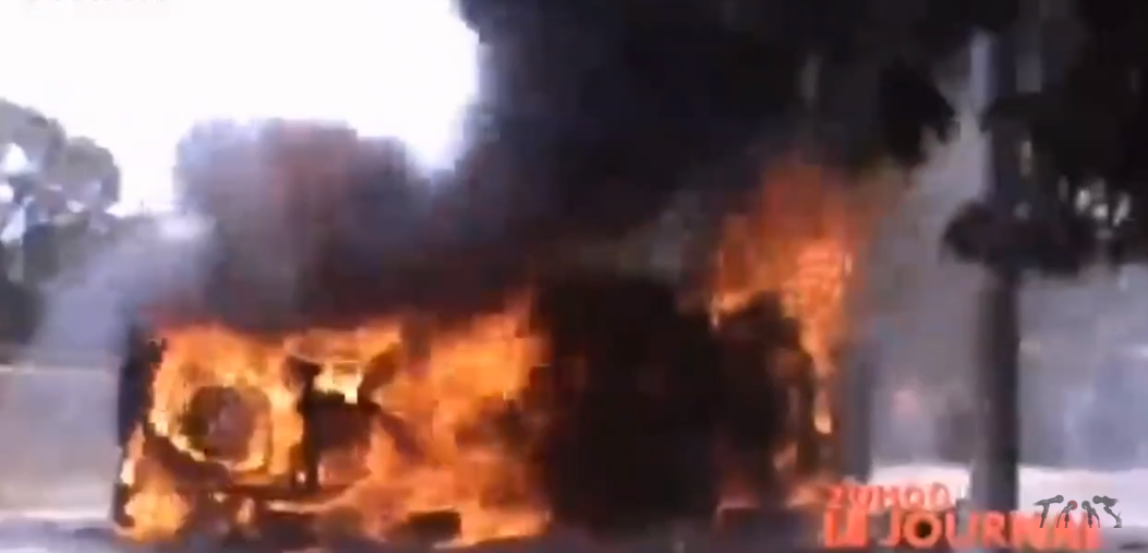 Vidéo : A Ziguinchor des élèves grévistes brûlent une pic up de la police. Regardez !
