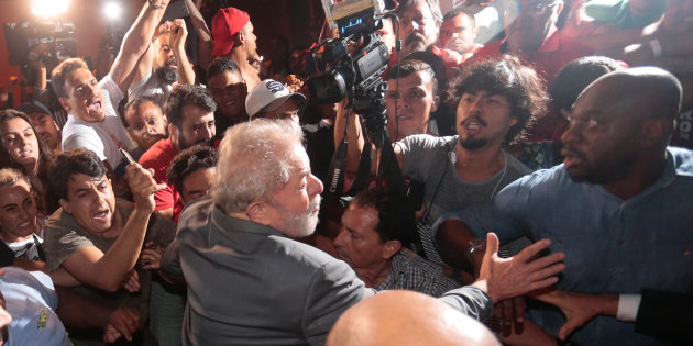 Brésil: l’ex-président Lula s’est rendu à la police