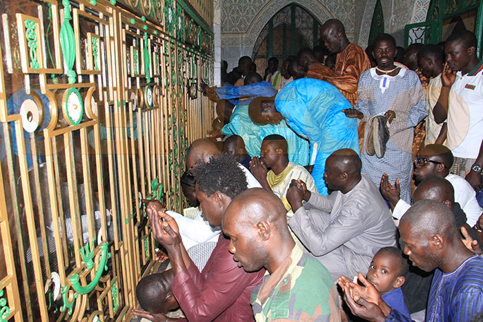 (10 photos)- Kazou Rajab: Vivez l’affluence monstre au mausolée de Serigne Fallou…