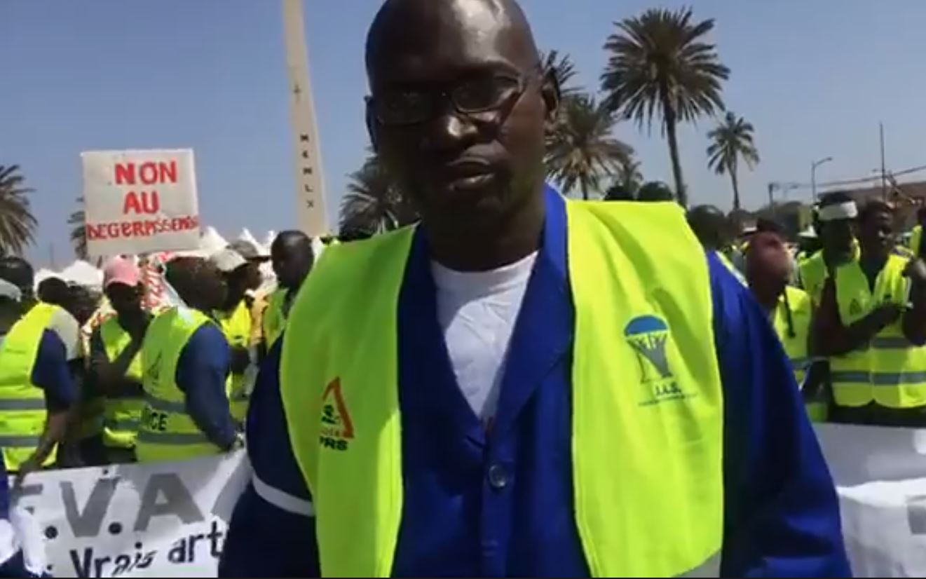 Les mécaniciens du Sénégal marchent dans les rues de Dakar