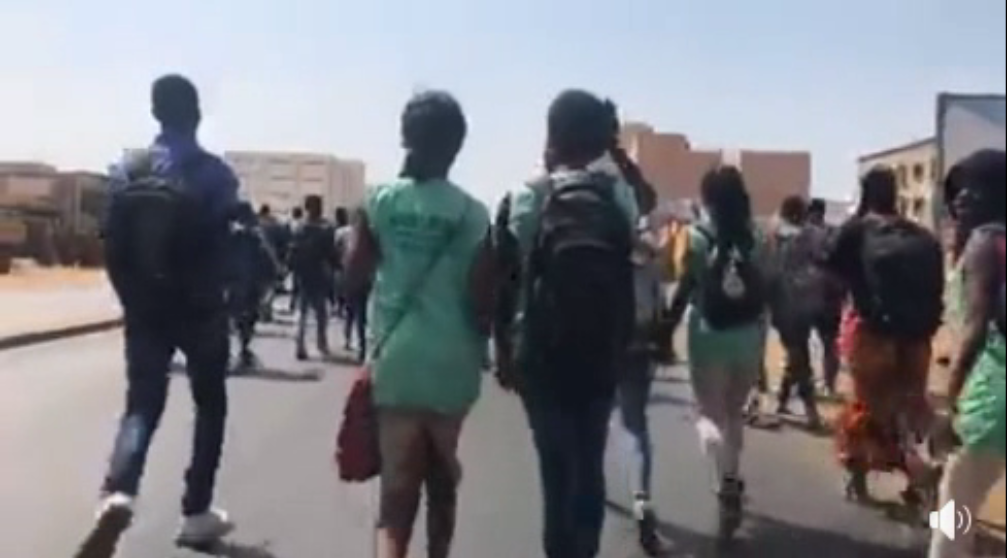 Vidéo: Après Thiès, les élèves de Mbao dans la rue -Regardez!