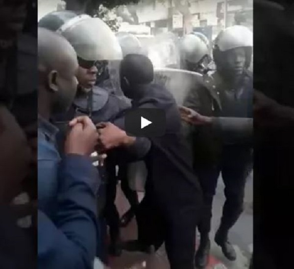 Vidéo – marche contre le parrainage: Regardez comment Thierno Bocoum a été interpellé par les forces de l’ordre…