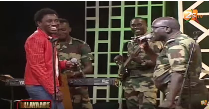 Vidéo : Le lead vocal de l’orchestre de l’Armée chante les éloges de Wally Seck