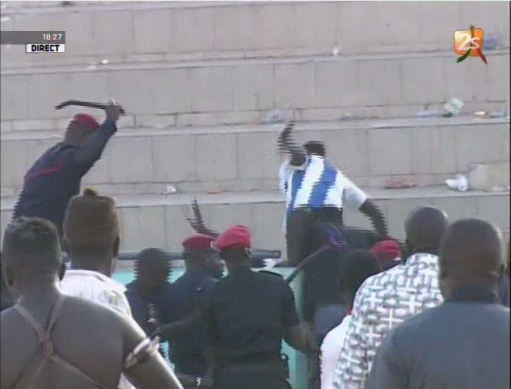 Vidéo: Scènes de violences à l’instant au Stade Iba Mar Diop