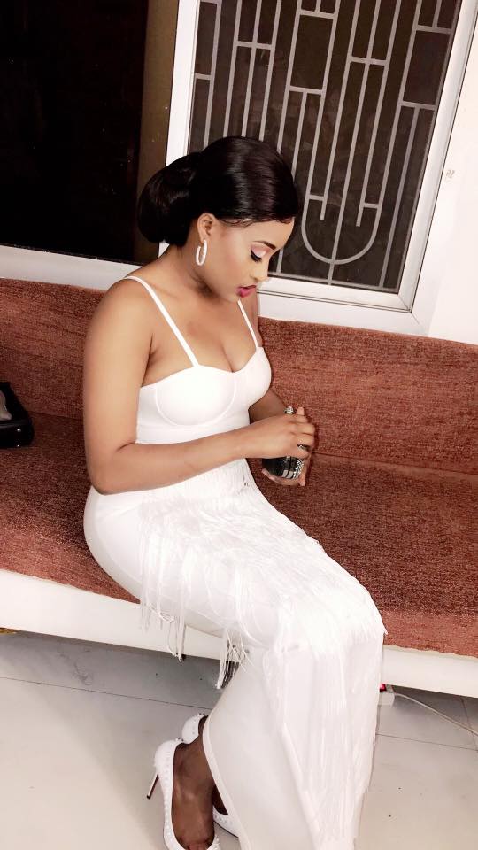 Photos – Soirée Wally Seck : Esther Ndiaye, une vraie bombe avec son total look  blanc