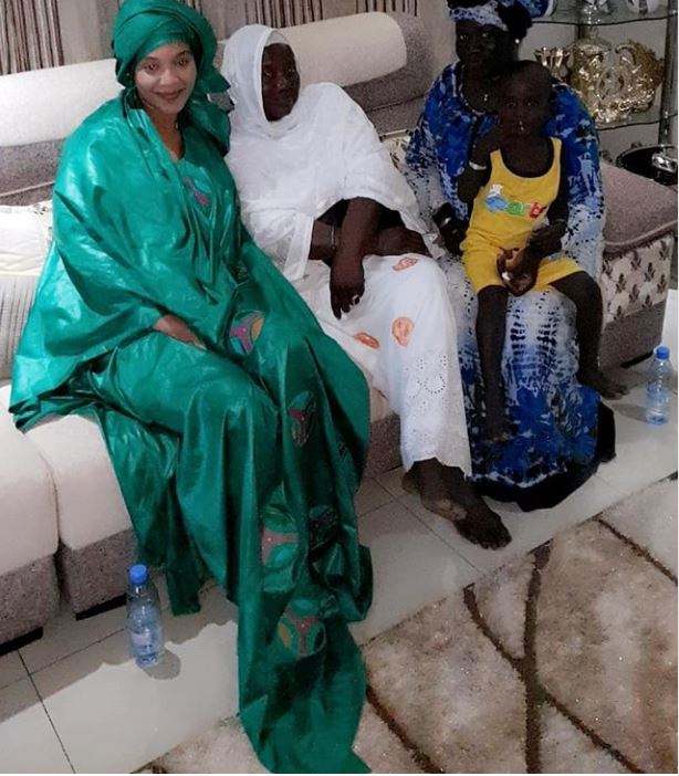 (02 photos) : Enceinte, Adja Diallo rend visite à sa belle- mère.