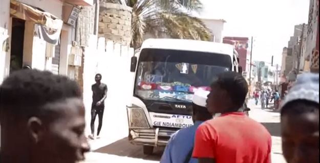 Vidéo: Un bus Tata de la ligne 76 percute et tue une fillette de 3 ans à Fass