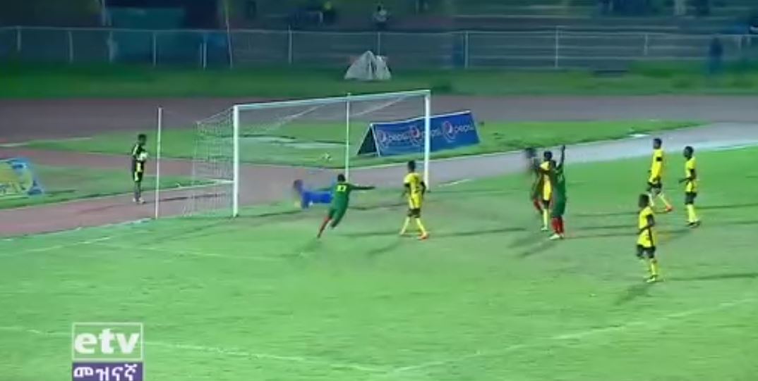 Vidéo – ça se passe en Afrique, des joueurs et un entraîneur agressent un arbitre en plein match – Regardez.