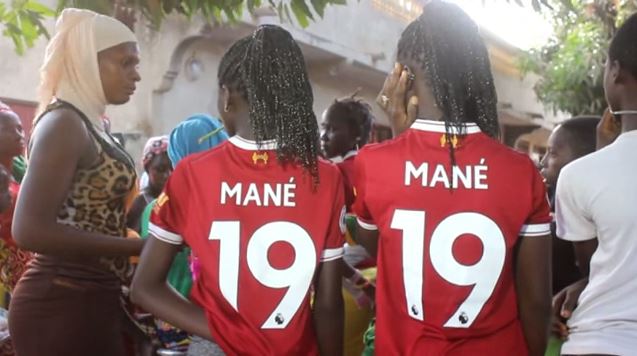 Vidéo: Sédhiou a pleuré la défaite de Sadio Mané qui avait offert 300 maillots à son village