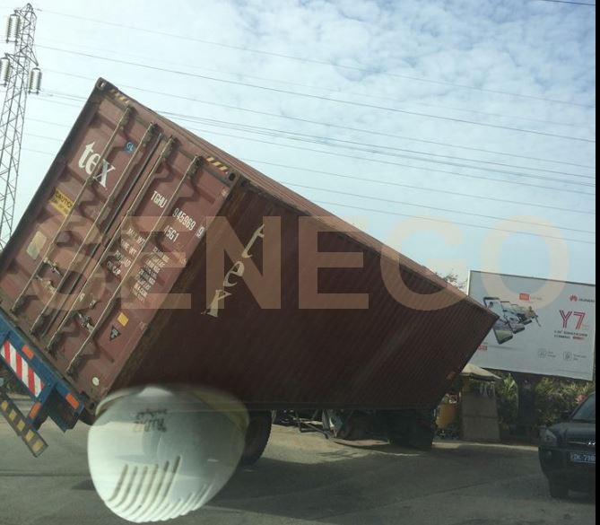 Arrêt sur images:  Un camion containeur dérape à Hann Maristes…
