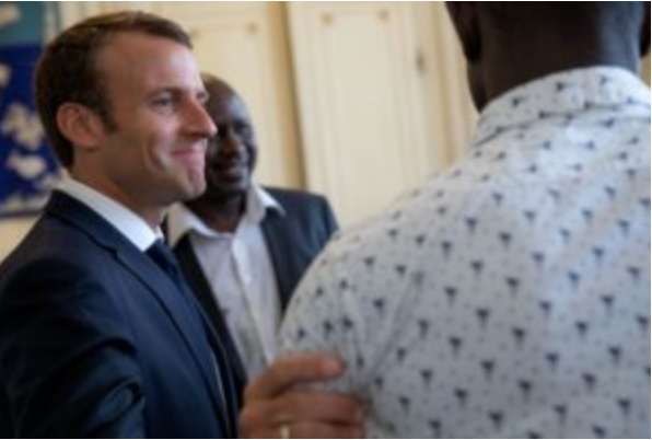 Arrêt sur image- Emmanuel Macron avec le « spiderman » malien à l’Elysée