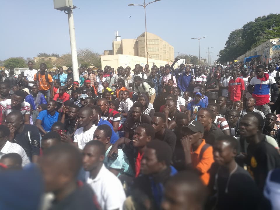 Vidéo – Mort de Fallou Sène : les étudiants de l’Ucad crachent sur les 10 millions de Macky Sall